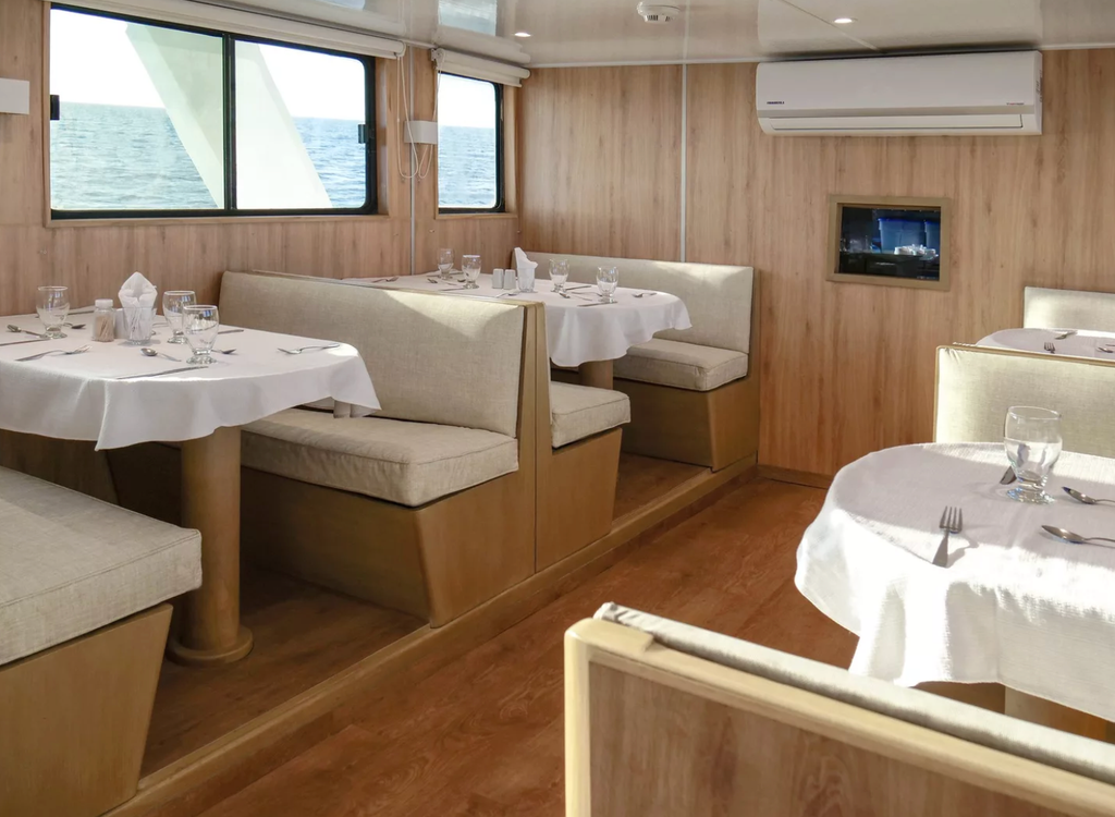 restaurant yacht aqua